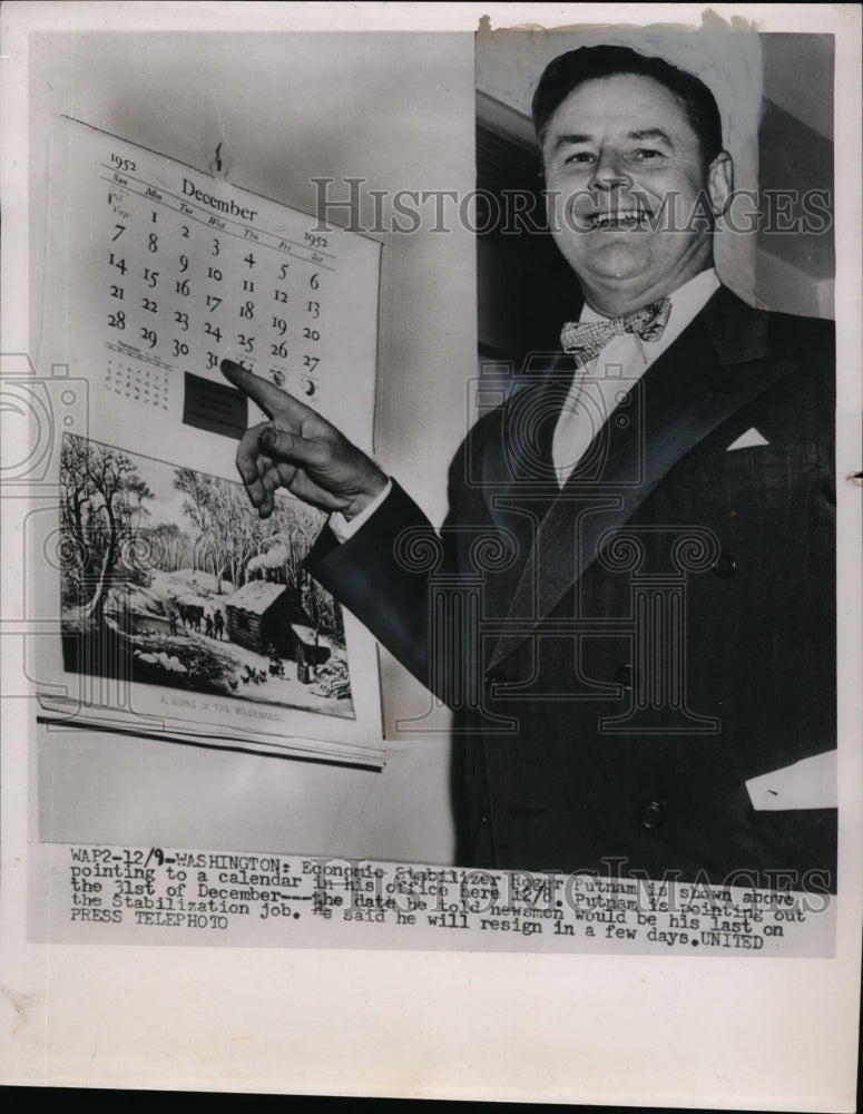 Load image into Gallery viewer, 1952 Press Photo Roger Putnam Economic Stabilizer point calendar in his office
