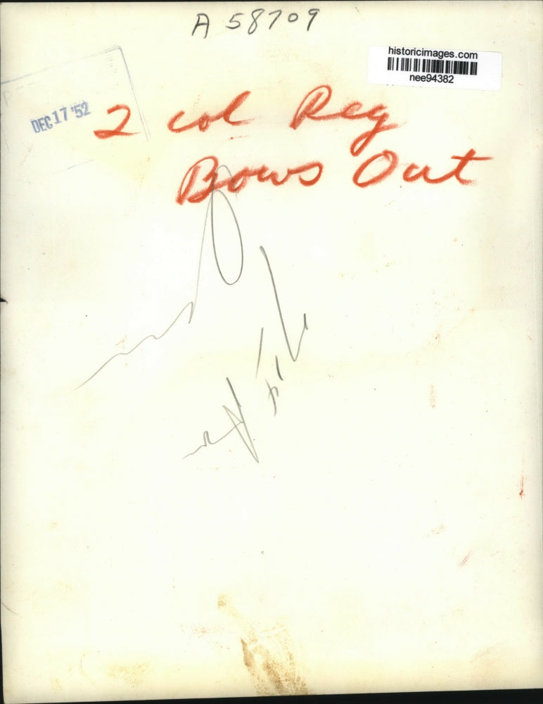 1952 Press Photo Roger Putnam Economic Stabilizer point calendar in his office