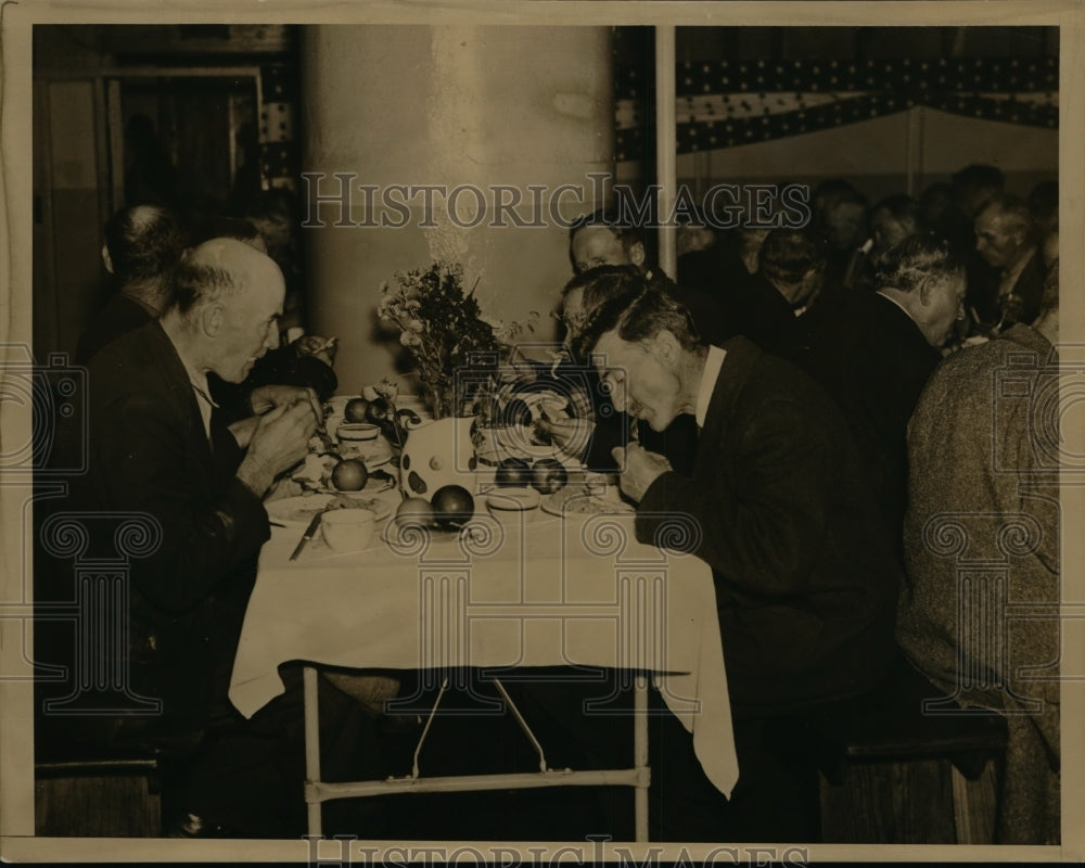 1925 Press Photo View of the U.S Army men eating their Turkey Dinner