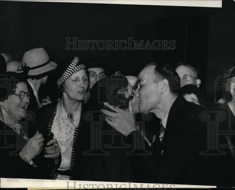 Load image into Gallery viewer, 1937 Press Photo Robert Noble as he kisses a young lady - nee94508
