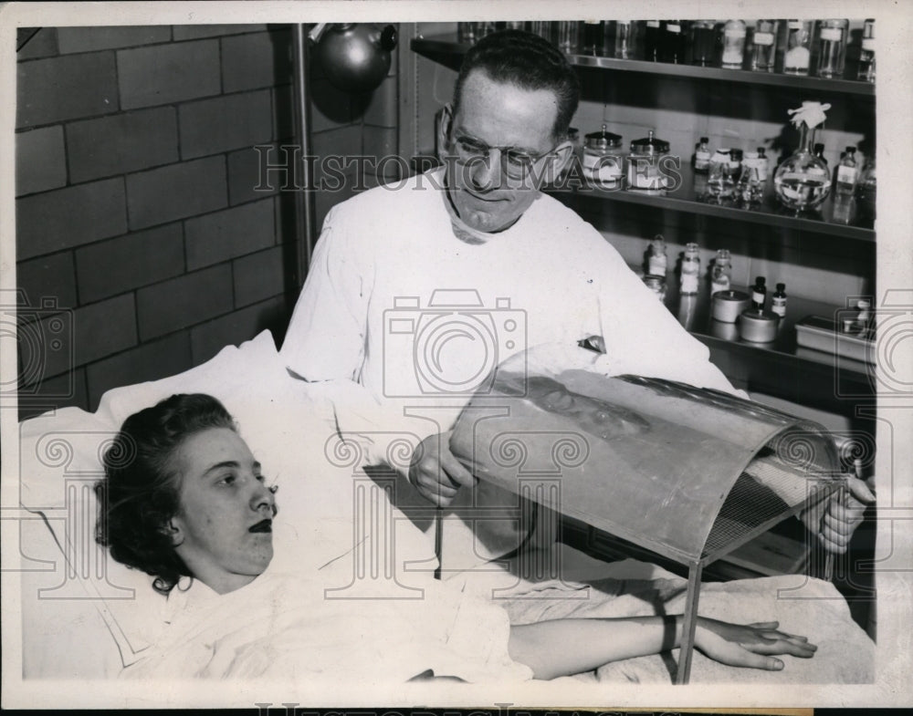 1943 Press Photo Karl Hauch Treats Alyce Salamandra's Burns on Arm and Hand