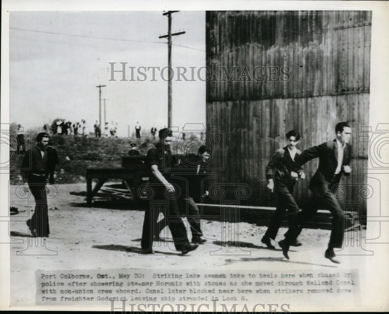 Load image into Gallery viewer, 1946 Press Photo Striking lake seamen run from police after throwing rocks
