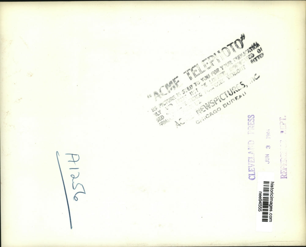 1946 Press Photo Striking lake seamen run from police after throwing rocks