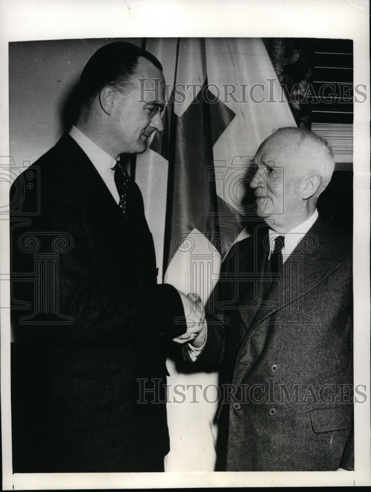 1941 Press Photo Bowen McCoy of the American Red Cross Committee - nee94586