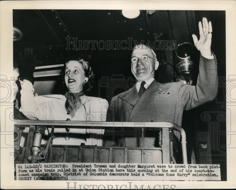 Load image into Gallery viewer, 1948 Press Photo President Truman &amp; daughter Margaret wave from back platform
