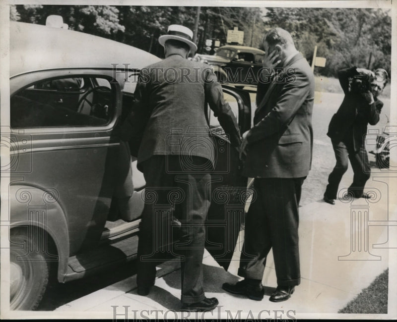 Load image into Gallery viewer, 1938 Press Photo Morris Rosenfeld covers his face after arrest - nee94750

