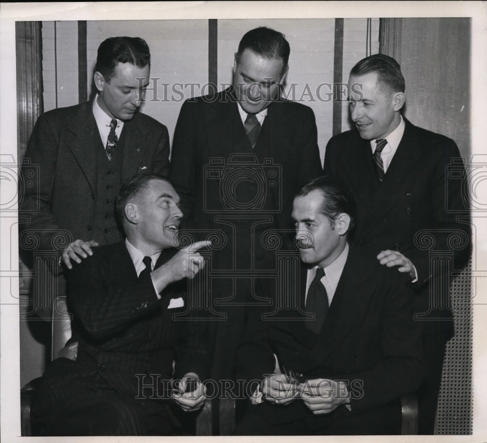 1944 Press Photo London Times Agriculture Editor Anthony Hurd has dinner