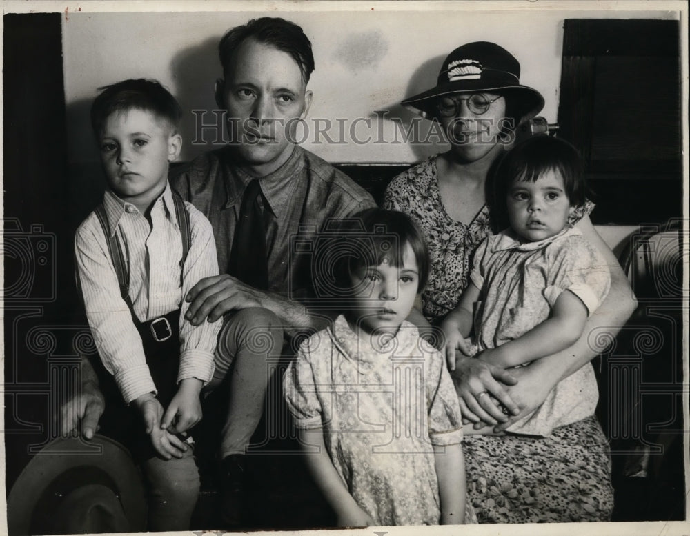1935 Press Photo Mr & Mrs Robert Durfy & their three children return home