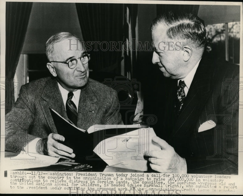 Load image into Gallery viewer, 1947 Press Photo Pres. Truman with Lee Marshall at the White House - nee94788

