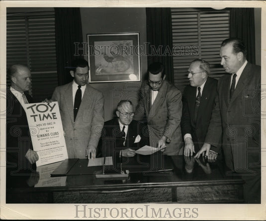 1953 Press Photo Kiwanis Club Shell Oil & Volunteers of America representatives