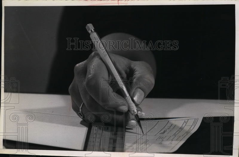 Load image into Gallery viewer, 1969 Press Photo Interchangeable blade of technicians knife wont come lose
