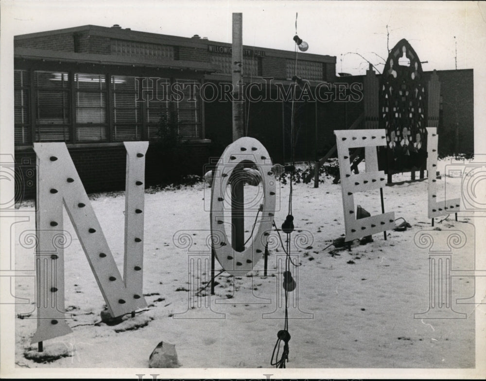 Press Photo Willowcreek City Hall decorated for Christmas - nee94867