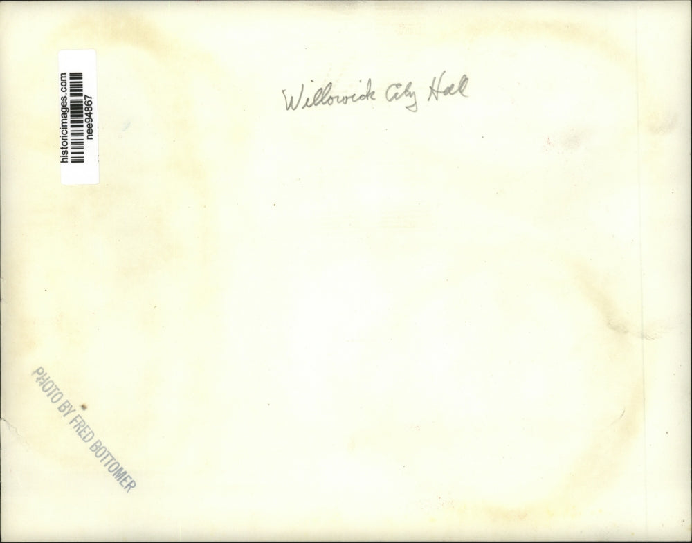 Press Photo Willowcreek City Hall decorated for Christmas - nee94867