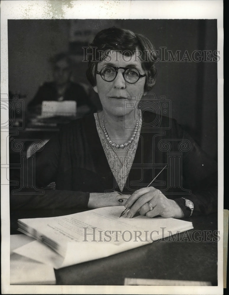 Load image into Gallery viewer, 1931 Press Photo Mrs.Leafie Dietz affix signature of Pres. Herbert Hoover
