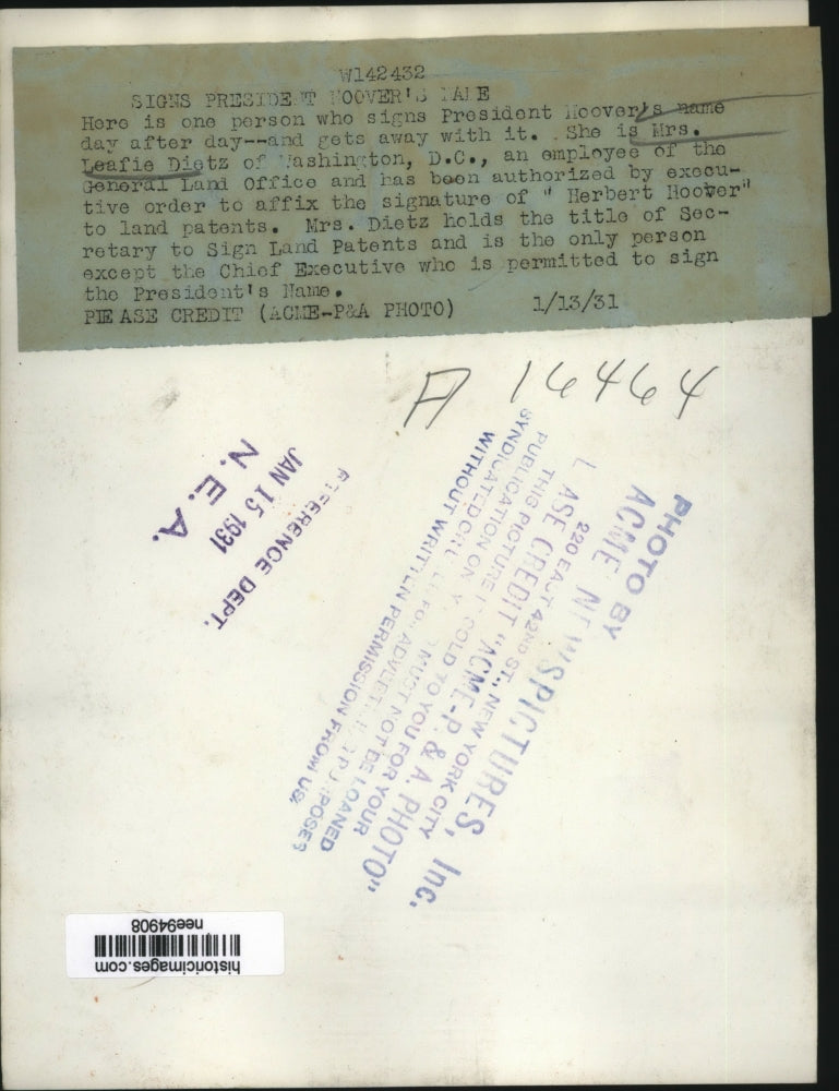 1931 Press Photo Mrs.Leafie Dietz affix signature of Pres. Herbert Hoover
