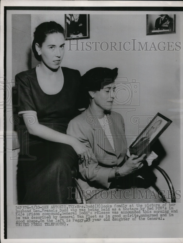 1950 Press Photo Mrs Dodd looks at picture of her husband Gen Francis Dodd