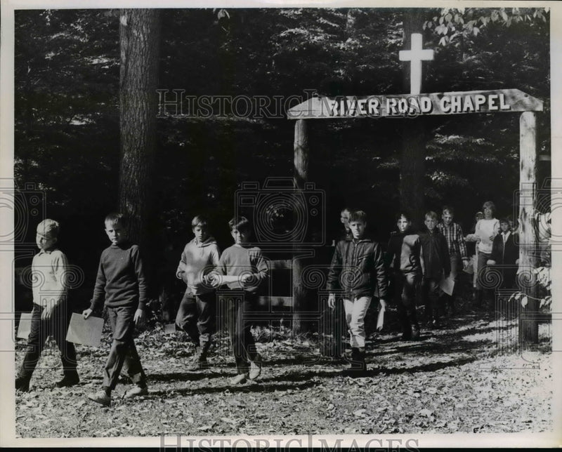 Load image into Gallery viewer, 1966 Press Photo Students at camp in Willoughby Hills - nee95072
