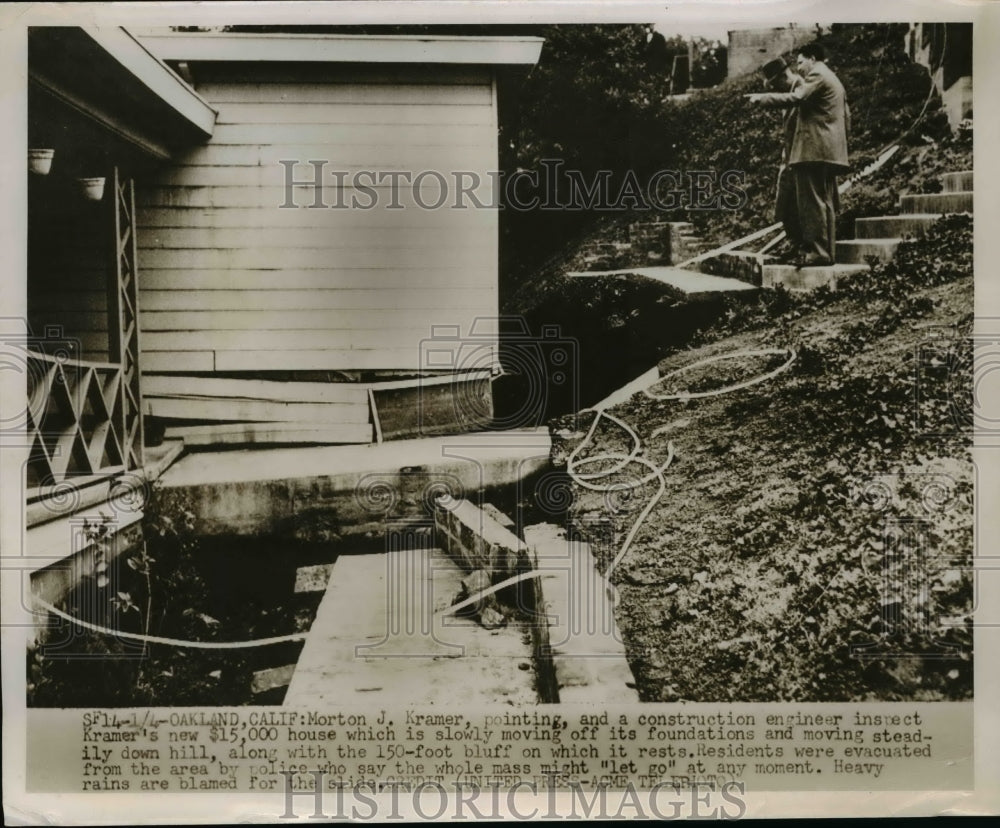 1952 Press Photo Morton Kramer & construction engineer inspect Kramers new house