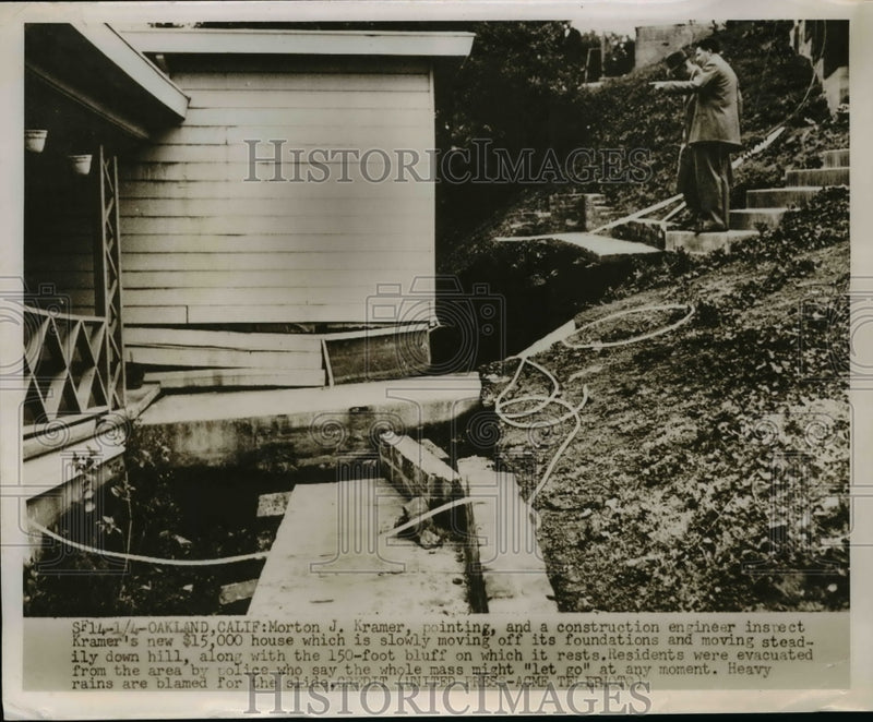 Load image into Gallery viewer, 1952 Press Photo Morton Kramer &amp; construction engineer inspect Kramers new house

