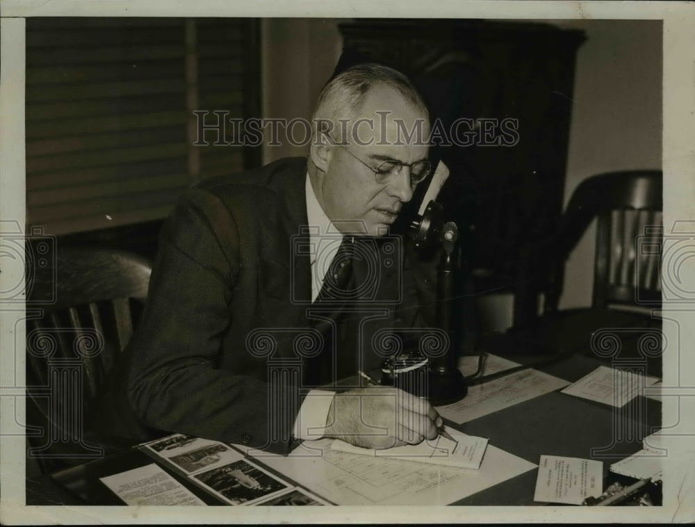 1943 Press Photo Chester Vauis - nee95155