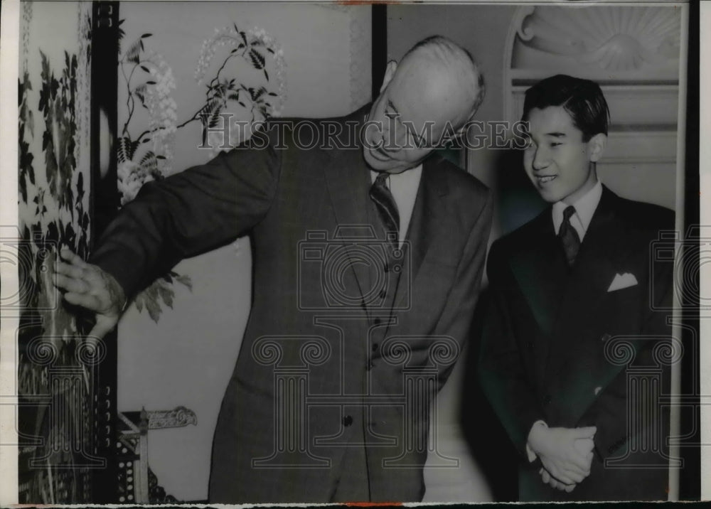 1953 Press Photo President Eisenhower Examines Gift From Prince Akihato of Japan