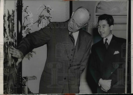 1953 Press Photo President Eisenhower Examines Gift From Prince Akihato of Japan