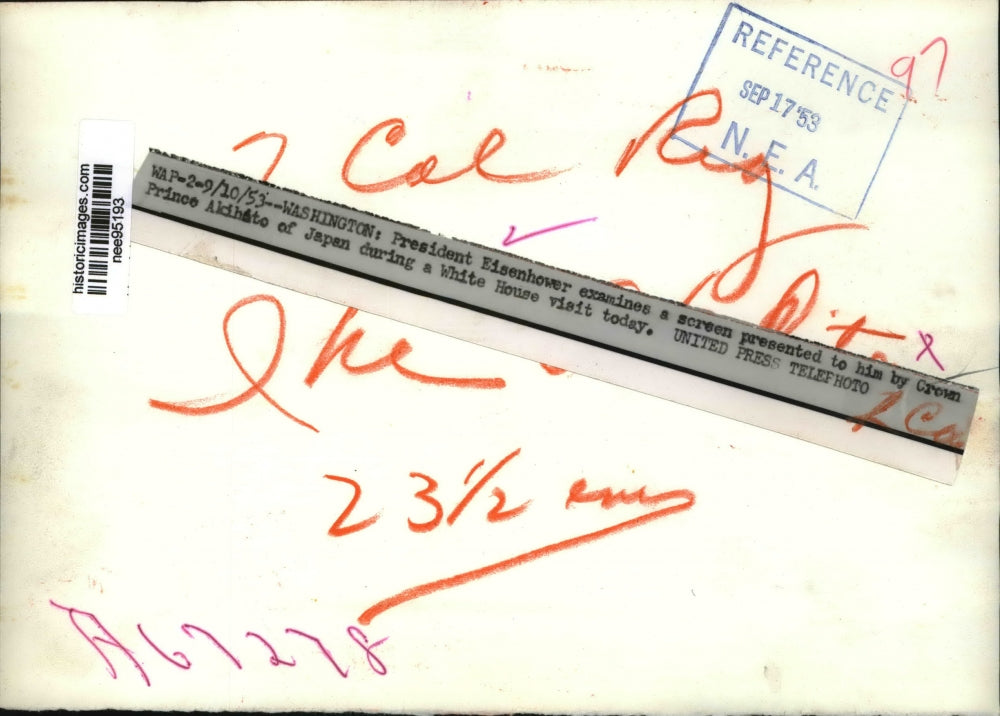 1953 Press Photo President Eisenhower Examines Gift From Prince Akihato of Japan