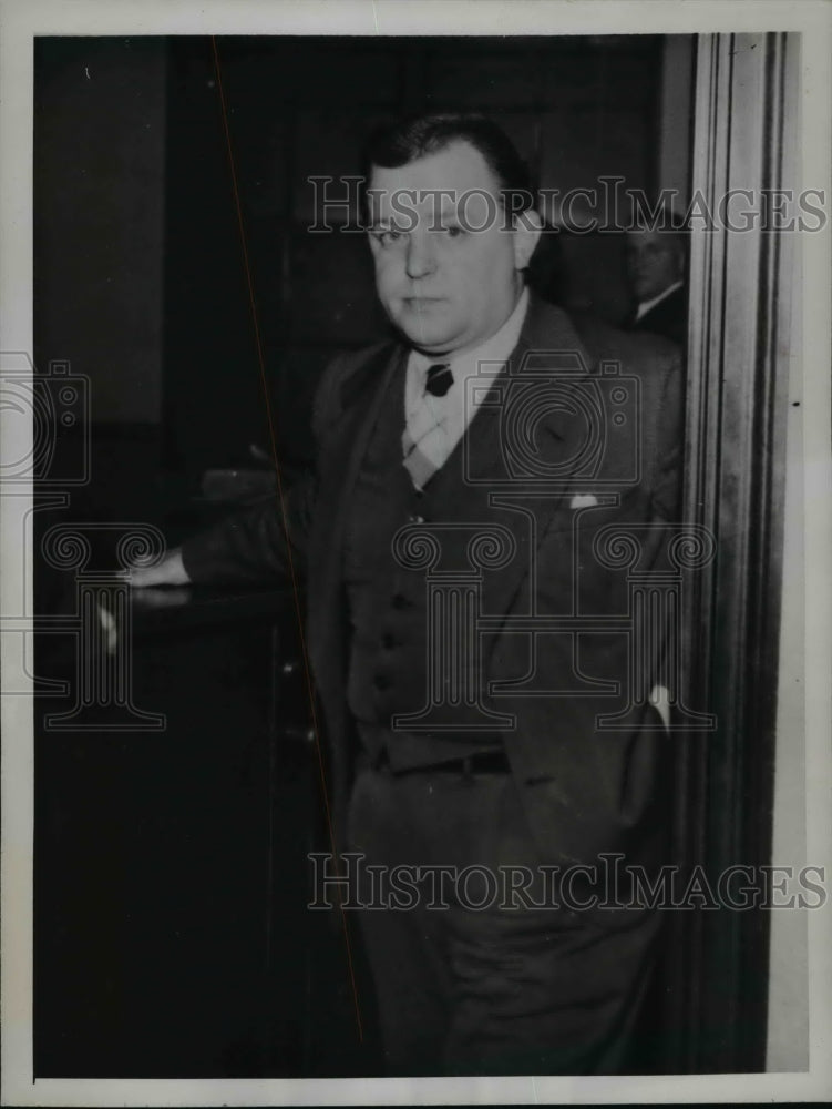 Load image into Gallery viewer, 1946 Press Photo Raymond Rolkowski Asst Manager Harper &amp; Van Syke bank branch
