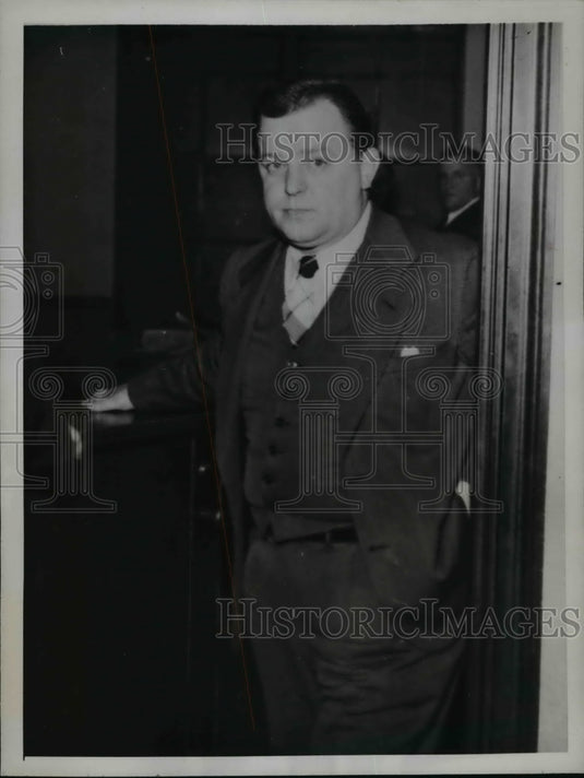 1946 Press Photo Raymond Rolkowski Asst Manager Harper & Van Syke bank branch
