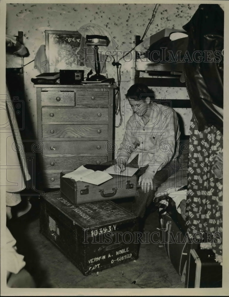 1946 Press Photo Gene Parlette of Lima works in stadium residence - nee95318