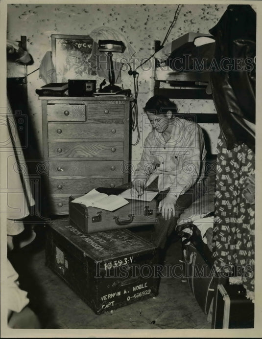 1946 Press Photo Gene Parlette of Lima works in stadium residence - nee95318