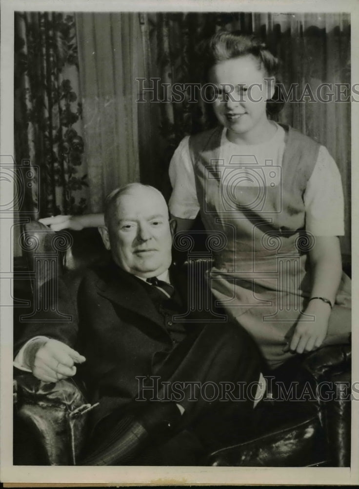 Load image into Gallery viewer, 1944 Press Photo Businessman Dean Gillespie wins special election to Congress
