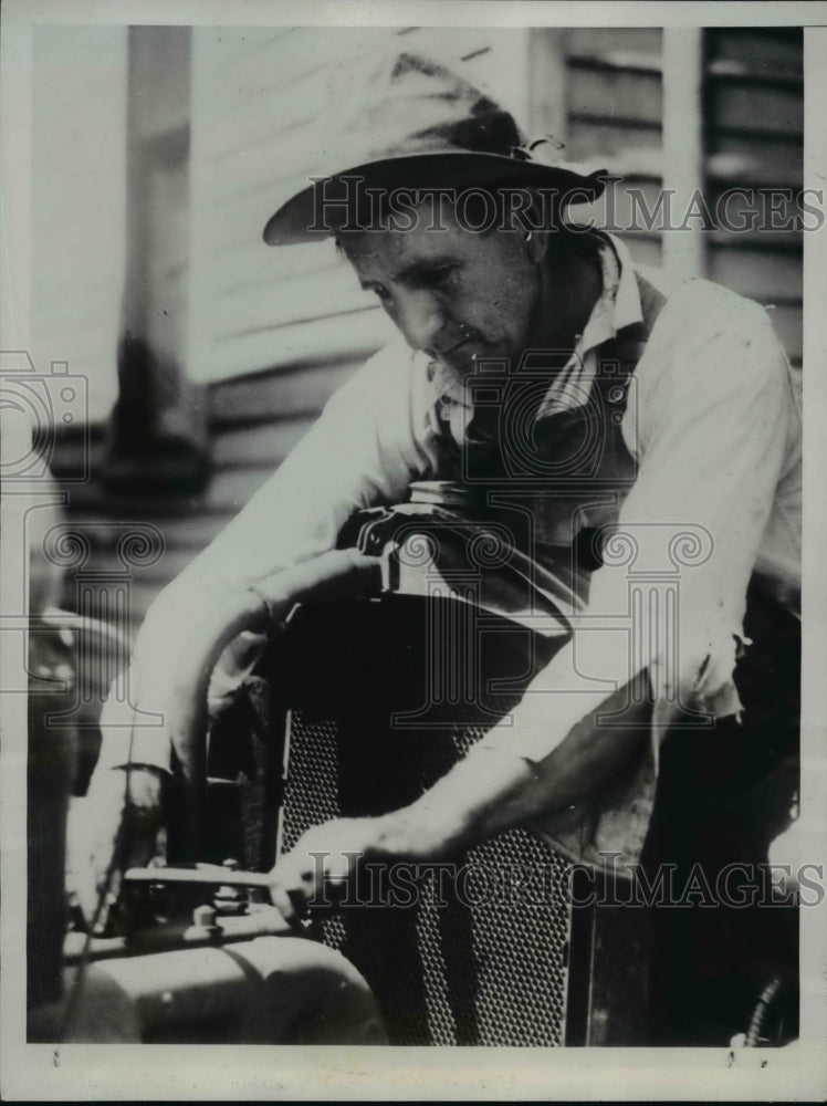Load image into Gallery viewer, 1934 Press Photo James Steele Tinkers The Old Auto - nee95375
