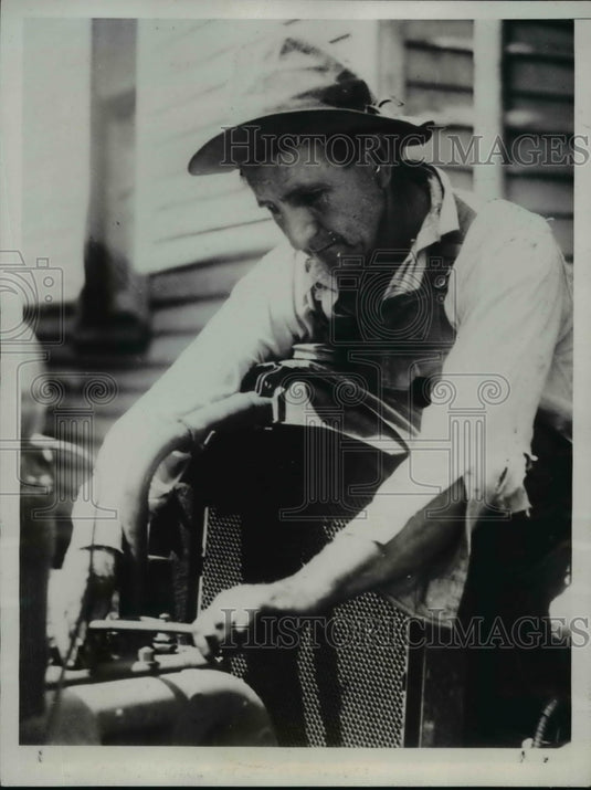 1934 Press Photo James Steele Tinkers The Old Auto - nee95375