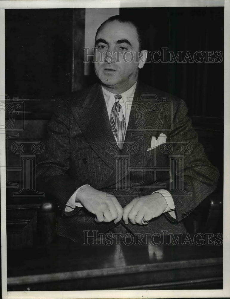 1938 Press Photo Moe Snyder takes stand in murder trial - nee95451