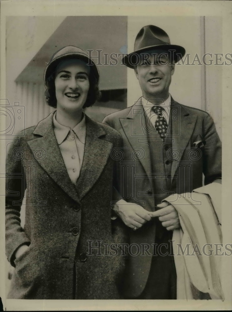 Load image into Gallery viewer, 1938 Press Photo Curtis Dall son in law of Pres.Roosevelt and bride in Bermuda
