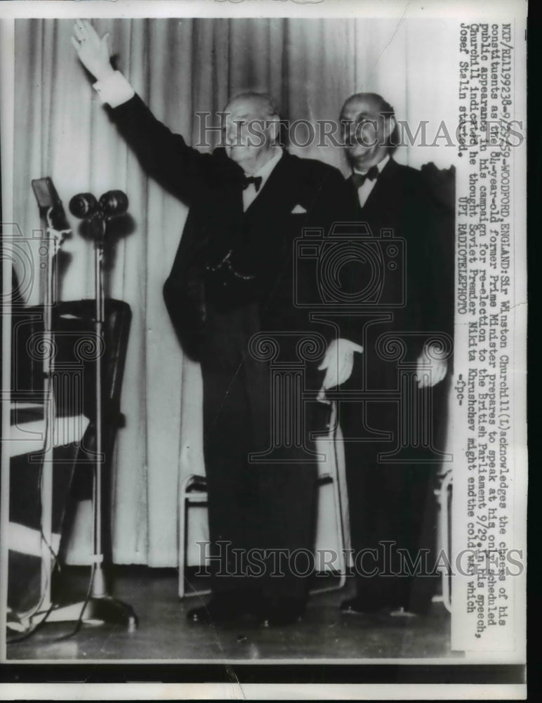 1959 Press Photo Sir Winston Churchill Acknowledges The Cheers Of Constituents