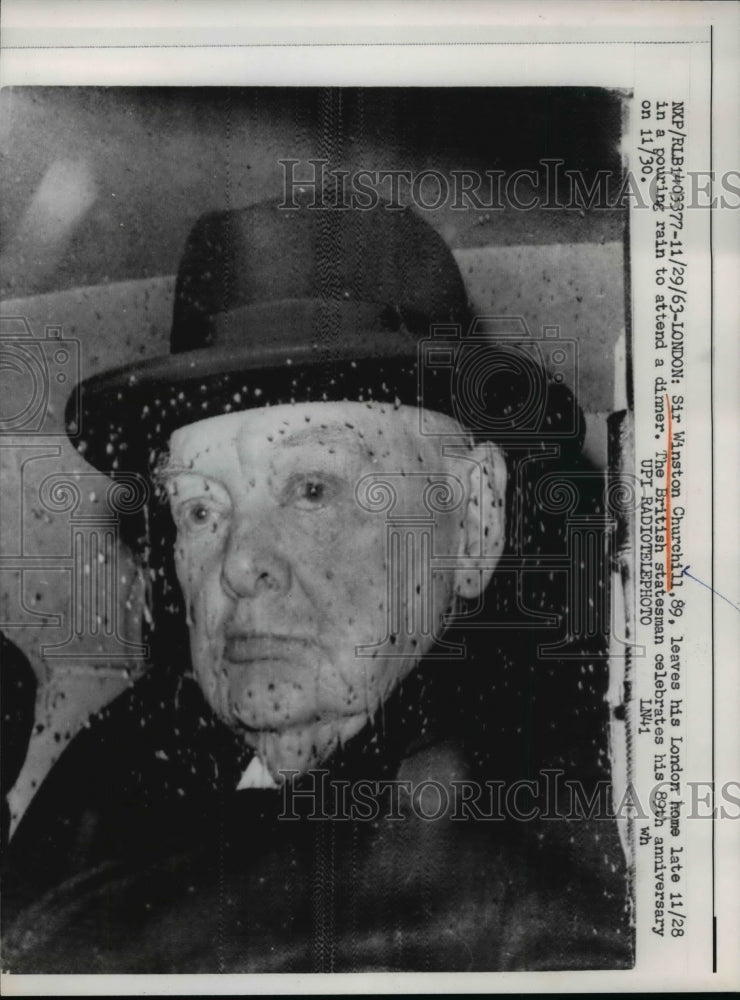 1963 Press Photo Sir Winston Churchill Leaves His Home To Attend A Dinner