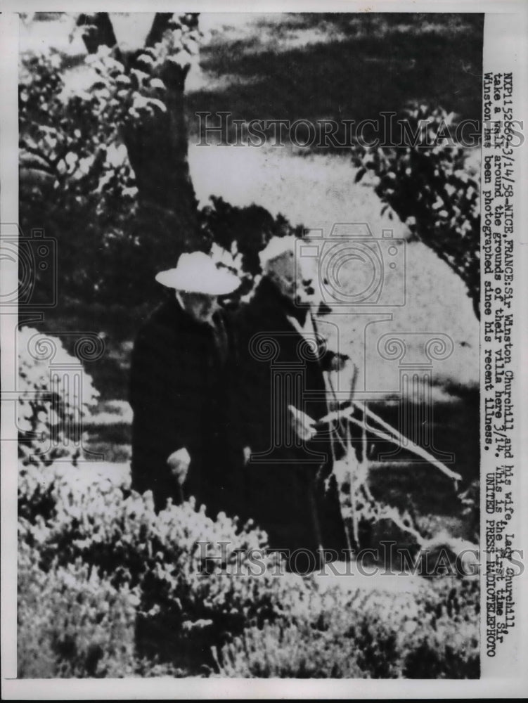 1958 Press Photo Sir Winston Churchill Takes A Walk With His Wife - nee95921