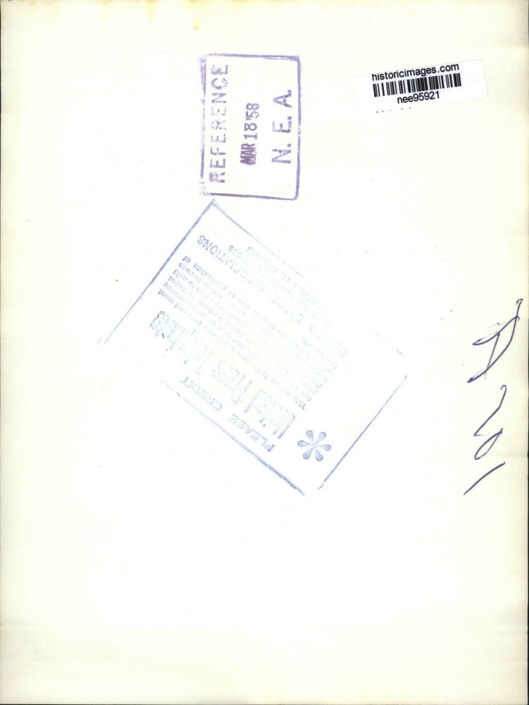 1958 Press Photo Sir Winston Churchill Takes A Walk With His Wife - nee95921