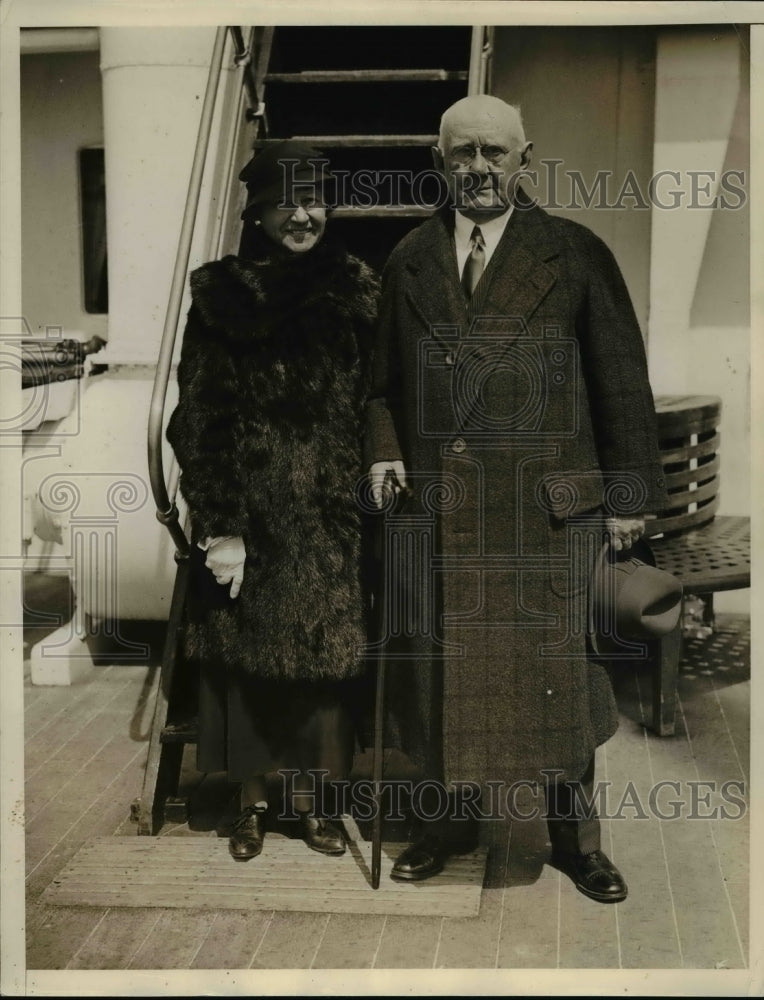 1934 Press Photo Mr. And Mrs. Johnson On Their Arrival In New York - nee95998