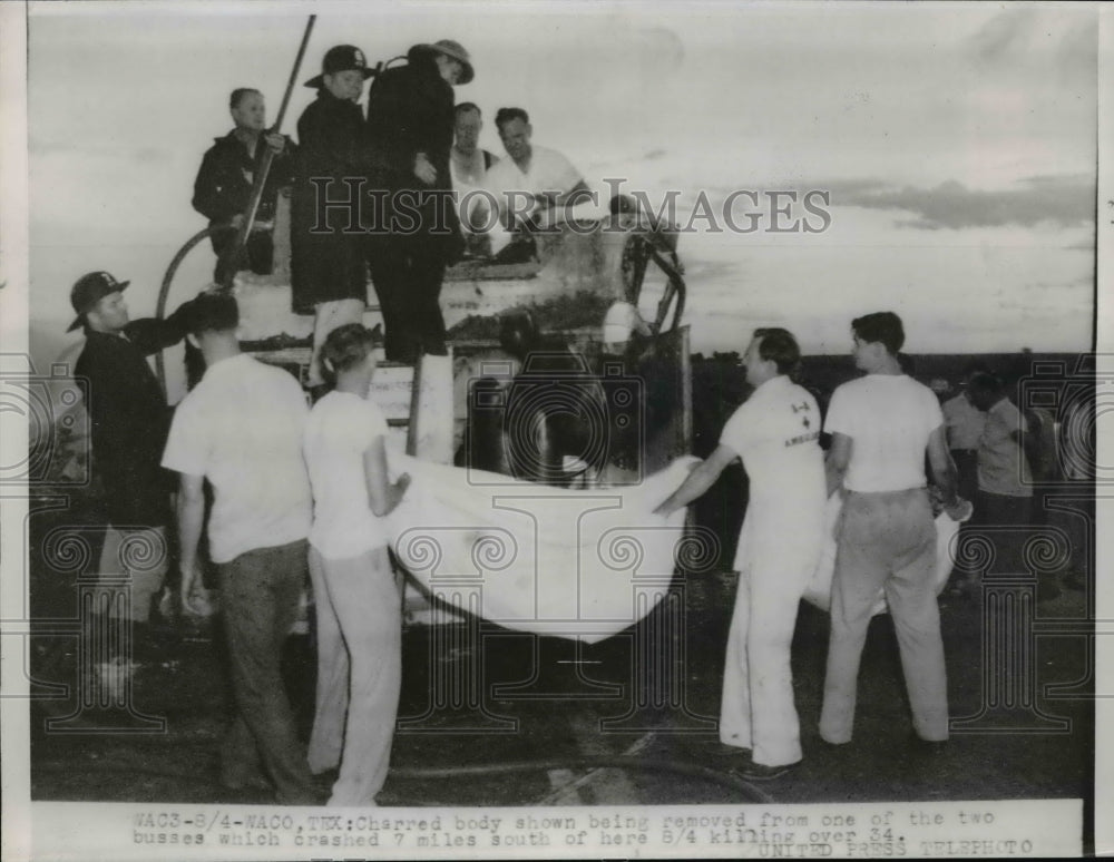 1952 Press Photo Charred Body Shown Being Removed From The Bus Crash- Historic Images