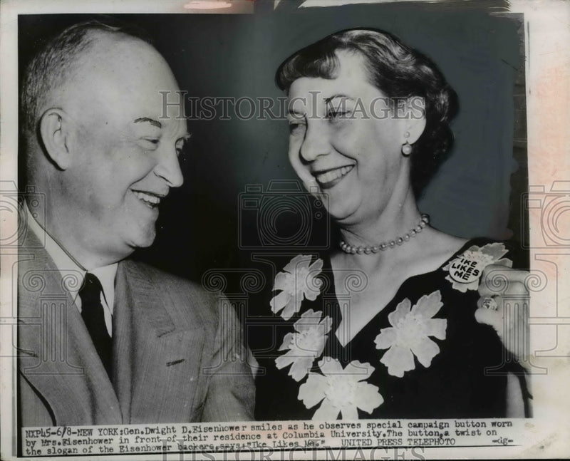 Load image into Gallery viewer, 1952 Press Photo Pres.Dwight Eisenhower and wife at Columbia University
