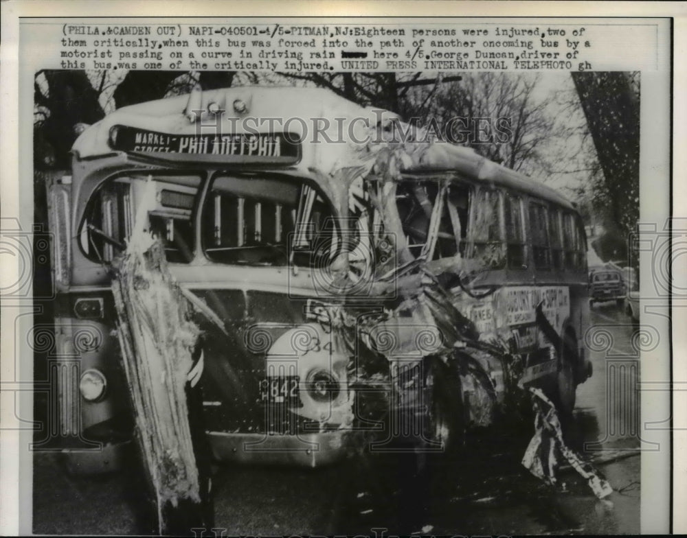 1960 Press Photo Bus crashed with a Motorist parring on a curve in Pitman N.J