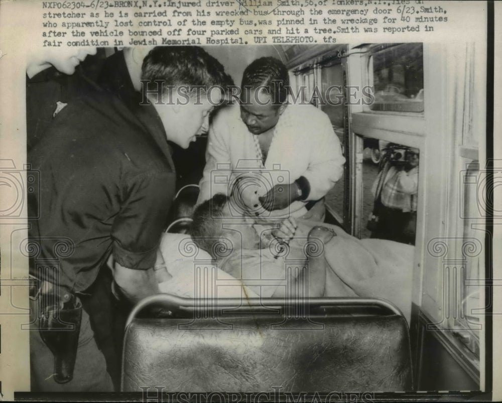 1959 Press Photo Injured Drives William Smith carried from his wrecked Bus