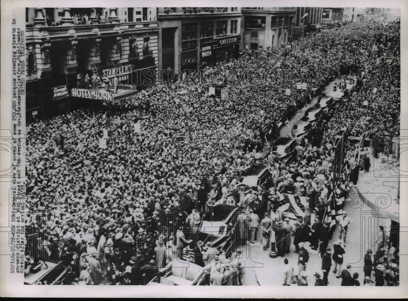 Load image into Gallery viewer, 1952 Press Photo Crowd During The Speech Of Gov. Stevenson After His Arrival
