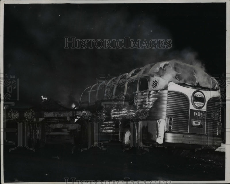 Load image into Gallery viewer, 1951 Press Photo Wreckage of Burned Bus - nee96213
