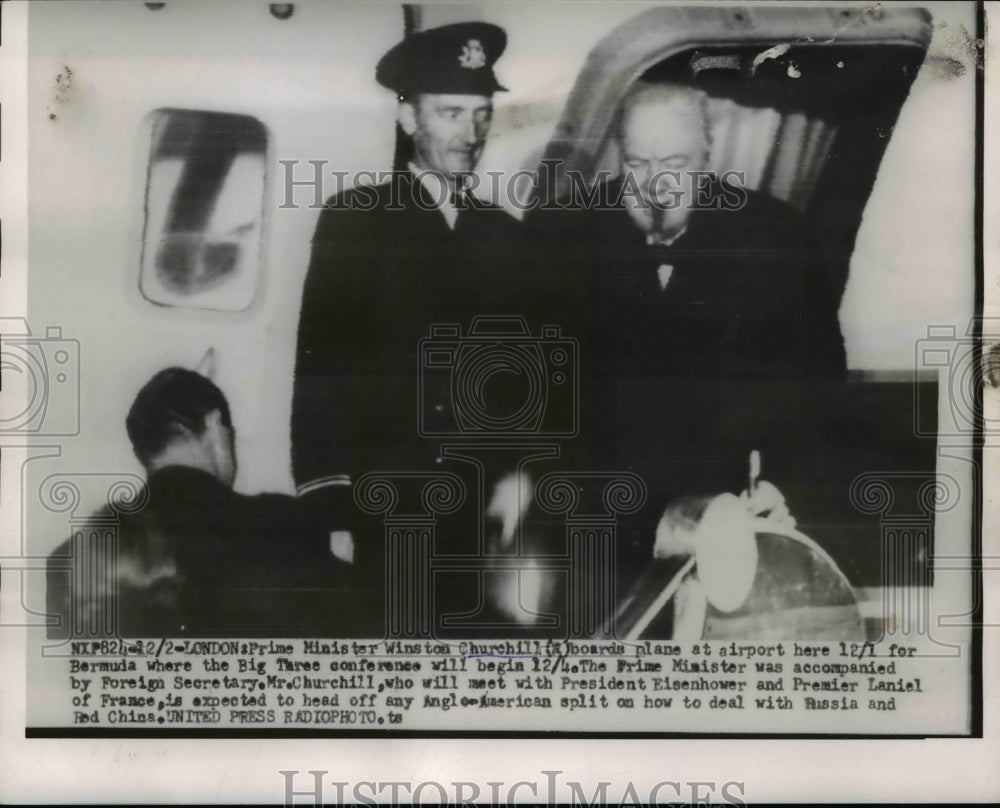 1953 Press Photo Sir Winston Churchill board plane at Airport for Bermuda
