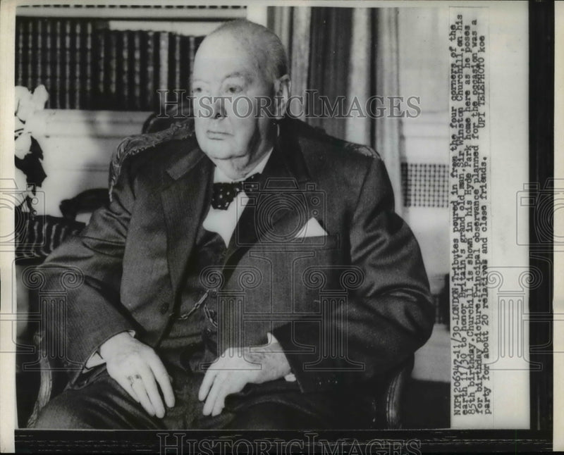 Load image into Gallery viewer, 1959 Press Photo Sir Winston Churchill on his 85th Birthday Hyde Park Home
