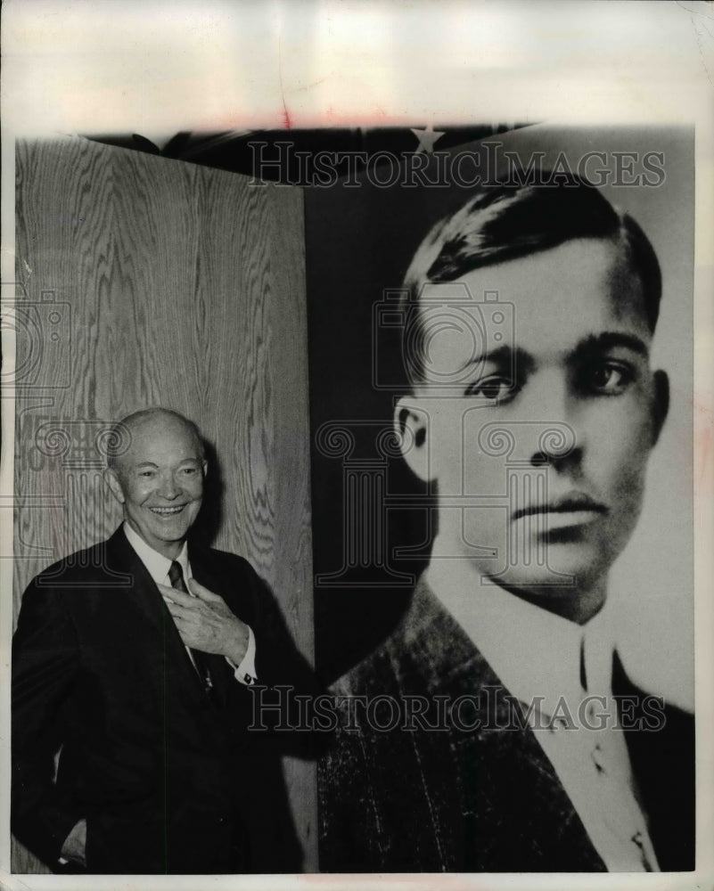 1967 Press Photo Gen.Dwight Eisenhower posed with his photo as Young man